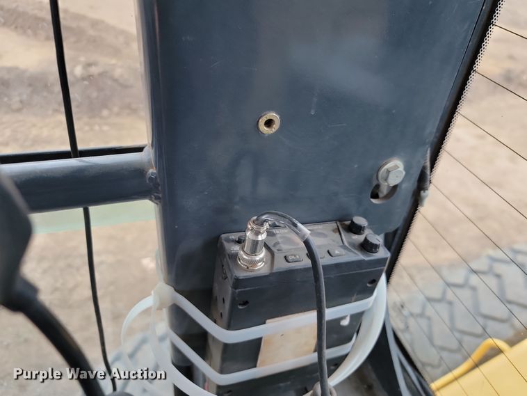 image for item LD9068 2004 John Deere 772D  motor grader