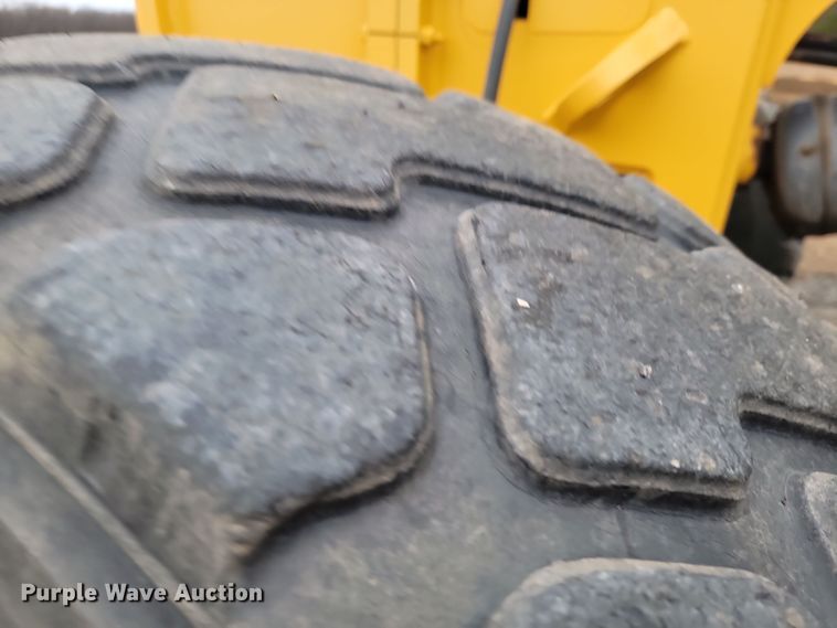 image for item LD9068 2004 John Deere 772D  motor grader