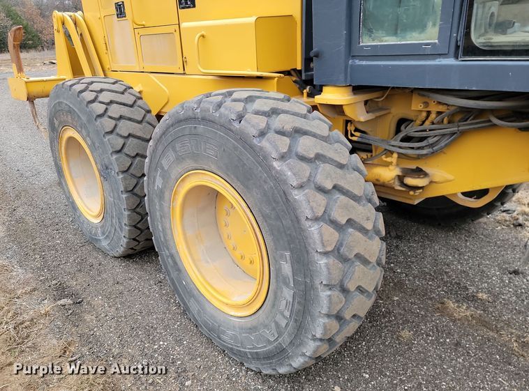 image for item LD9068 2004 John Deere 772D  motor grader