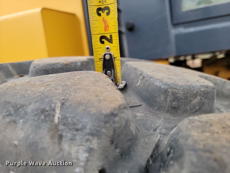 image for item LD9068 2004 John Deere 772D  motor grader