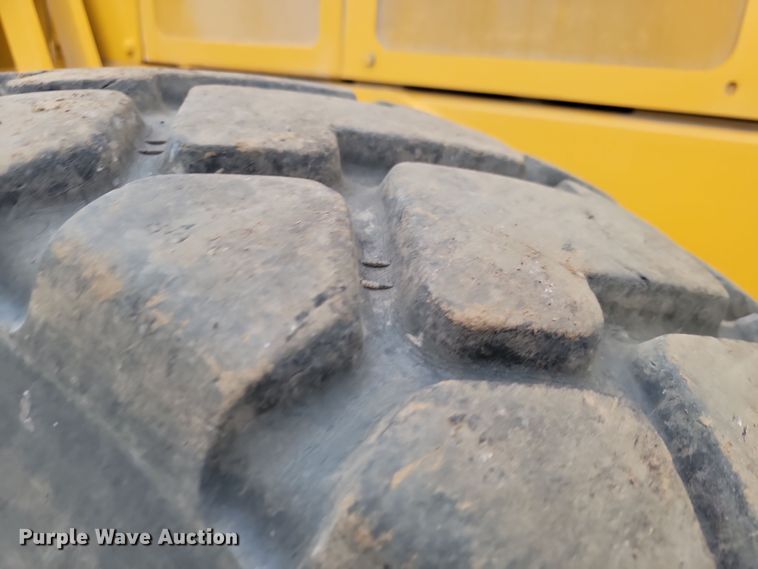 image for item LD9068 2004 John Deere 772D  motor grader