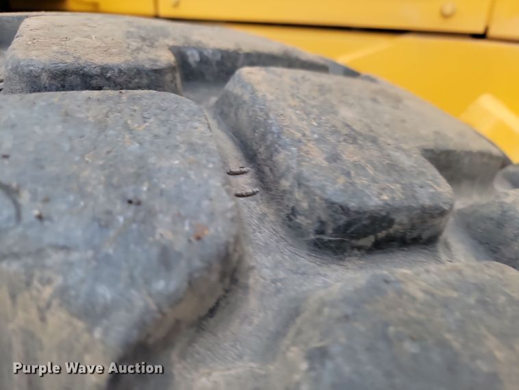 image for item LD9068 2004 John Deere 772D  motor grader