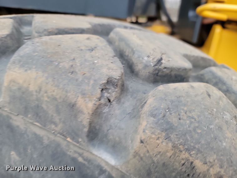 image for item LD9068 2004 John Deere 772D  motor grader