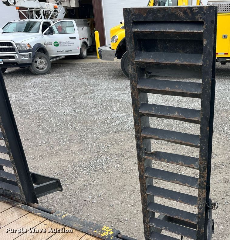 image for item LD9850 2000 Redihaul Y1017348  equipment trailer