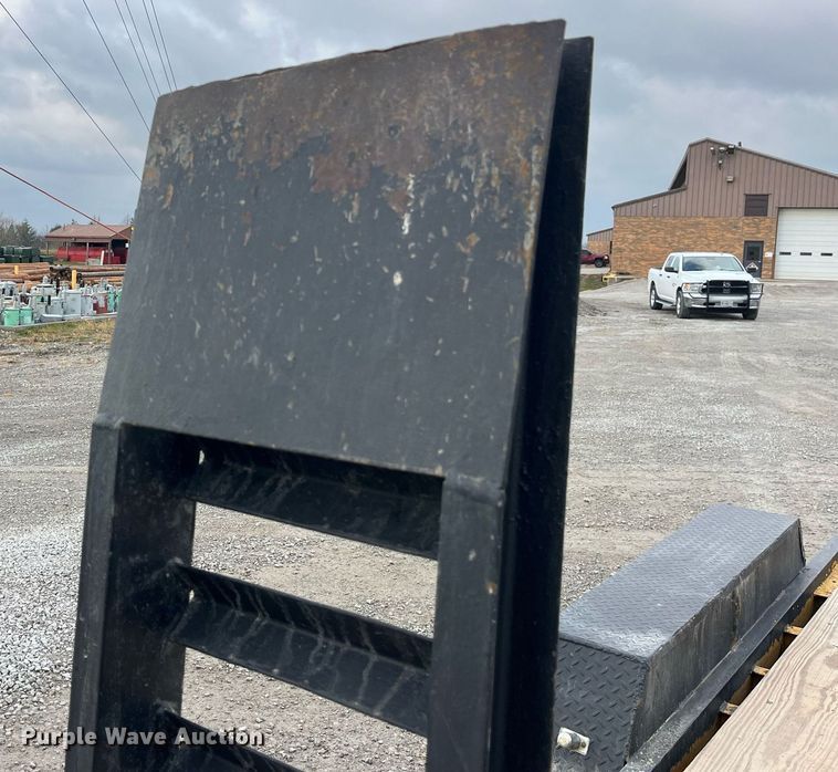 image for item LD9850 2000 Redihaul Y1017348  equipment trailer