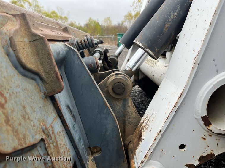 image for item LK9633 2002 Bobcat S250  skid steer loader