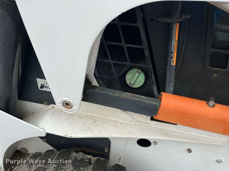 image for item LK9633 2002 Bobcat S250  skid steer loader