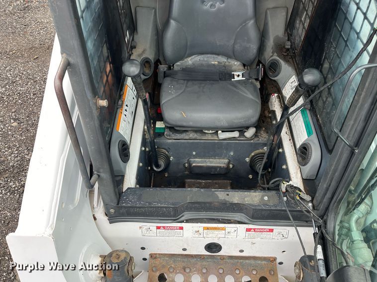 image for item LK9633 2002 Bobcat S250  skid steer loader