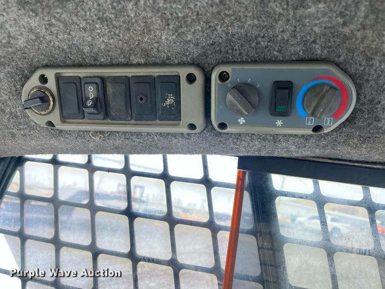 image for item LK9633 2002 Bobcat S250  skid steer loader