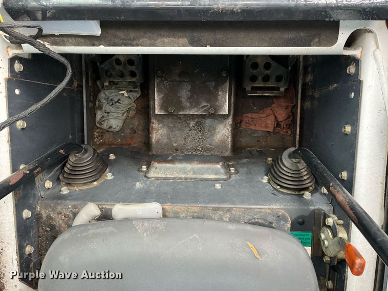 image for item LK9633 2002 Bobcat S250  skid steer loader