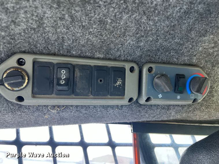 image for item LK9633 2002 Bobcat S250  skid steer loader