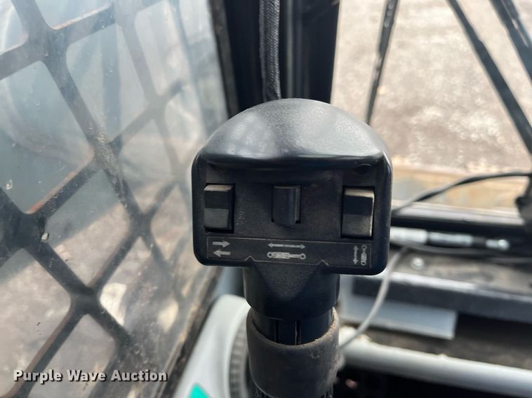 image for item LK9633 2002 Bobcat S250  skid steer loader