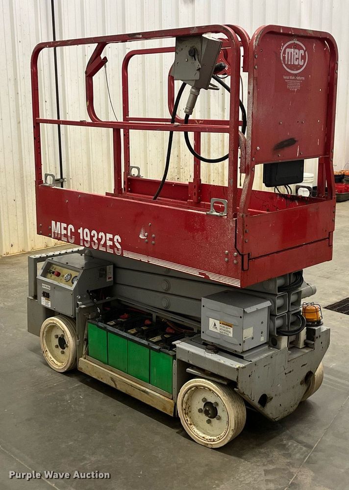 image for item LK9637 2001 Mec 1932ES  scissor lift