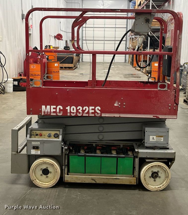 image for item LK9637 2001 Mec 1932ES  scissor lift