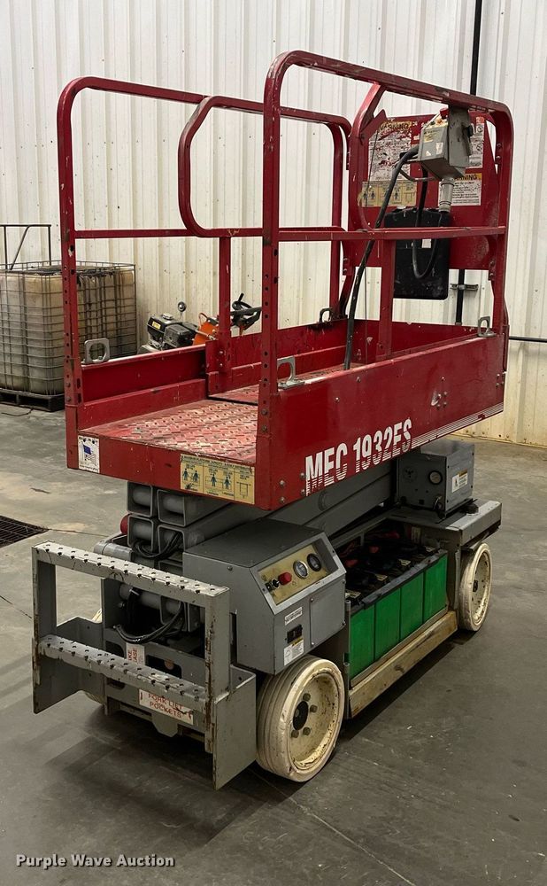 image for item LK9637 2001 Mec 1932ES  scissor lift