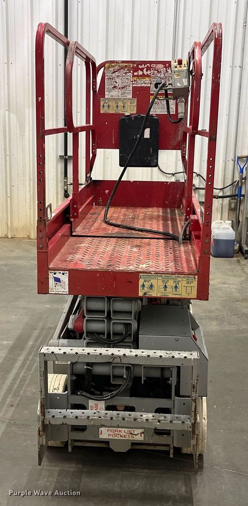 image for item LK9637 2001 Mec 1932ES  scissor lift