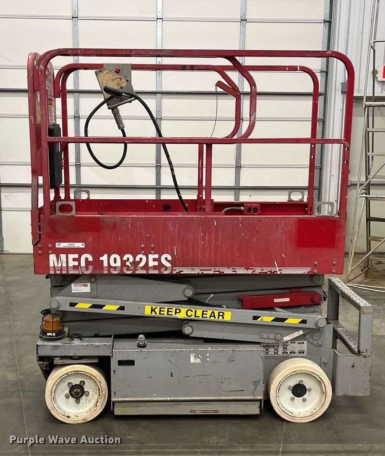 image for item LK9637 2001 Mec 1932ES  scissor lift