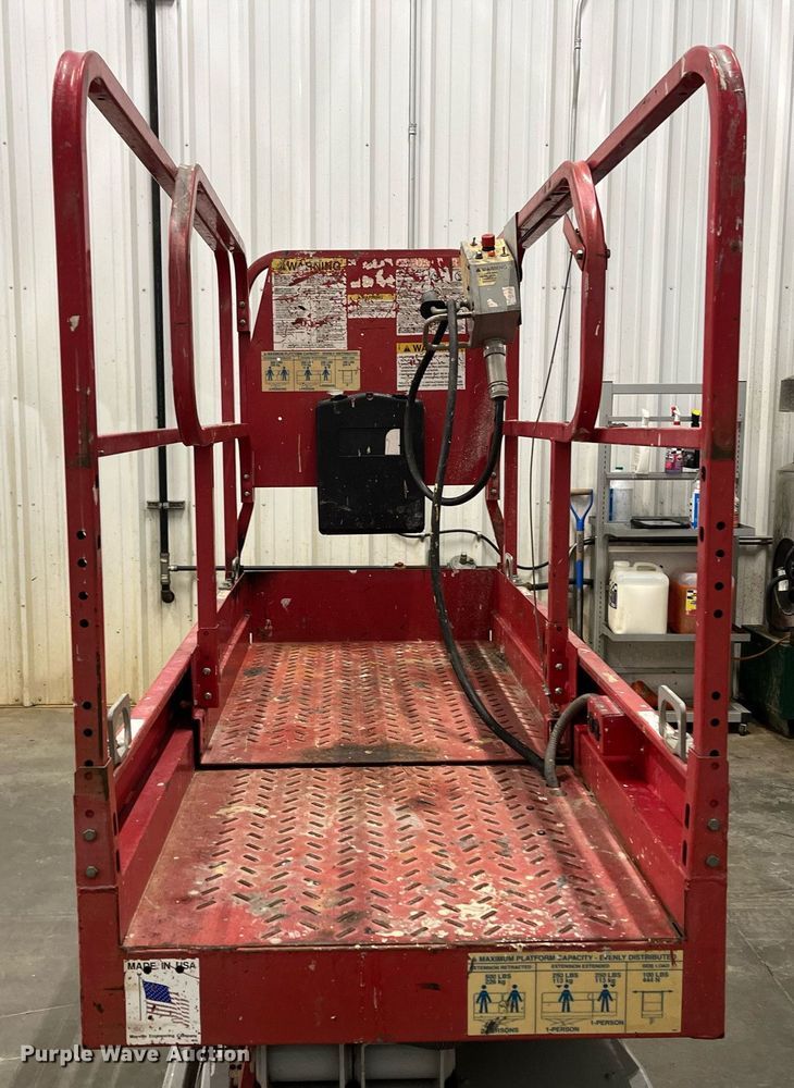 image for item LK9637 2001 Mec 1932ES  scissor lift