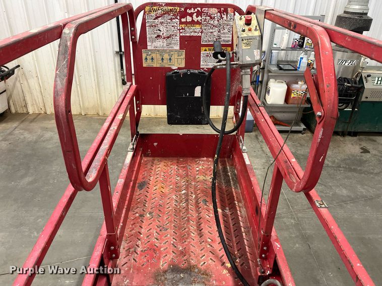 image for item LK9637 2001 Mec 1932ES  scissor lift