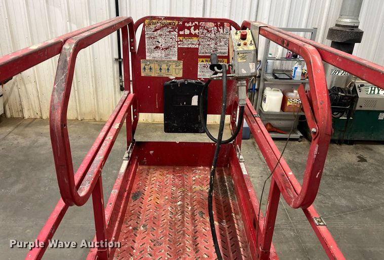 image for item LK9637 2001 Mec 1932ES  scissor lift