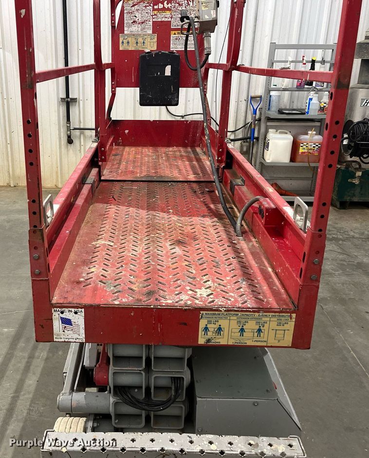 image for item LK9637 2001 Mec 1932ES  scissor lift