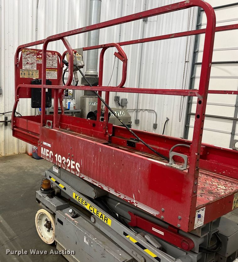 image for item LK9637 2001 Mec 1932ES  scissor lift