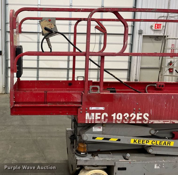image for item LK9637 2001 Mec 1932ES  scissor lift