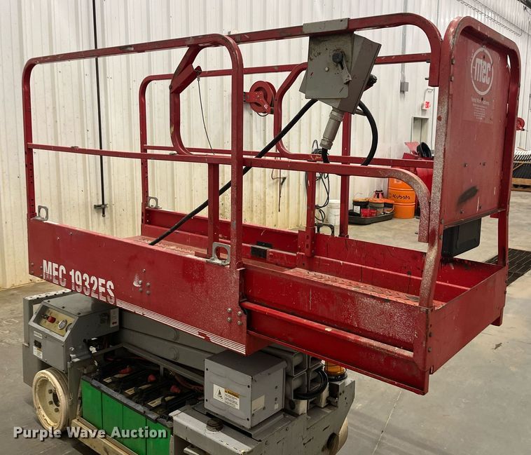 image for item LK9637 2001 Mec 1932ES  scissor lift