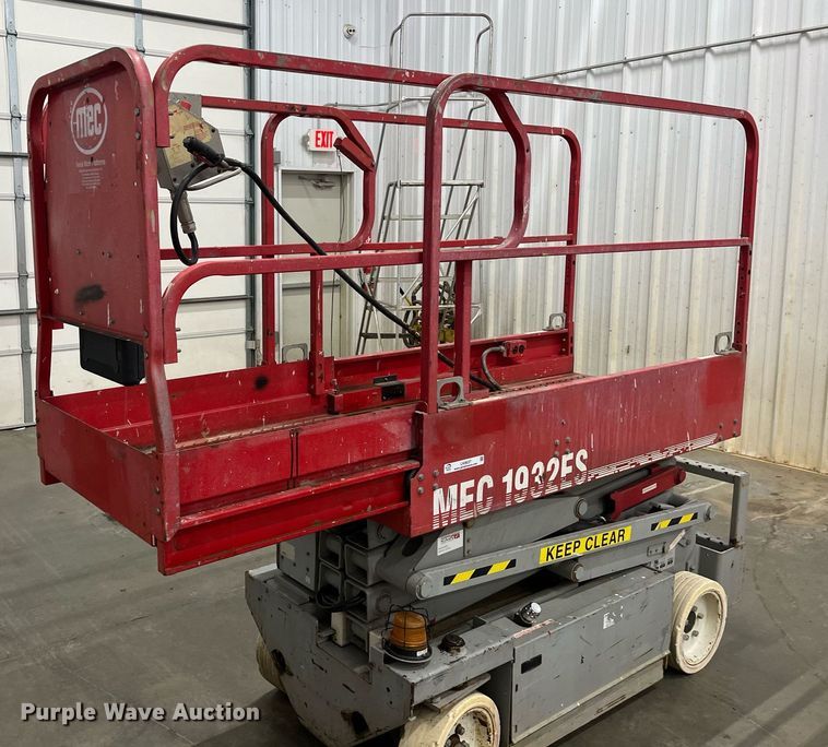 image for item LK9637 2001 Mec 1932ES  scissor lift