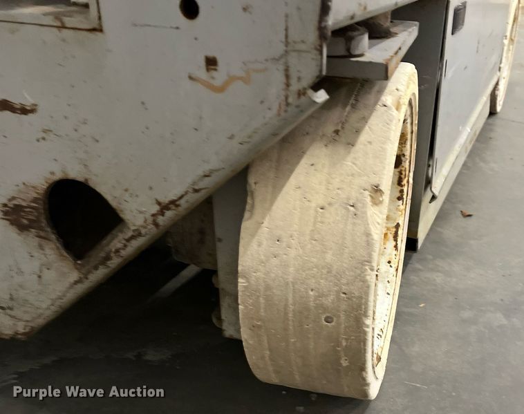 image for item LK9637 2001 Mec 1932ES  scissor lift