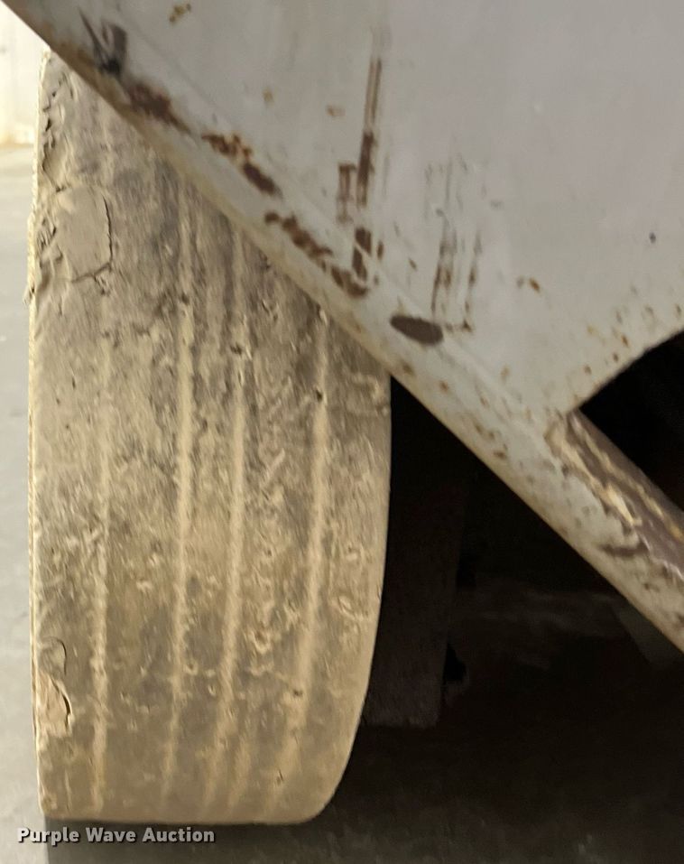 image for item LK9637 2001 Mec 1932ES  scissor lift