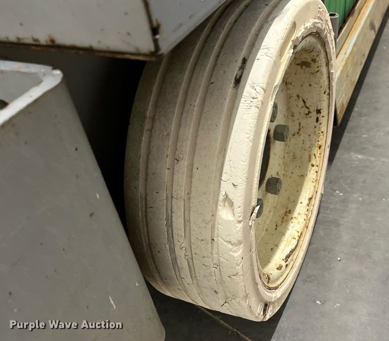 image for item LK9637 2001 Mec 1932ES  scissor lift