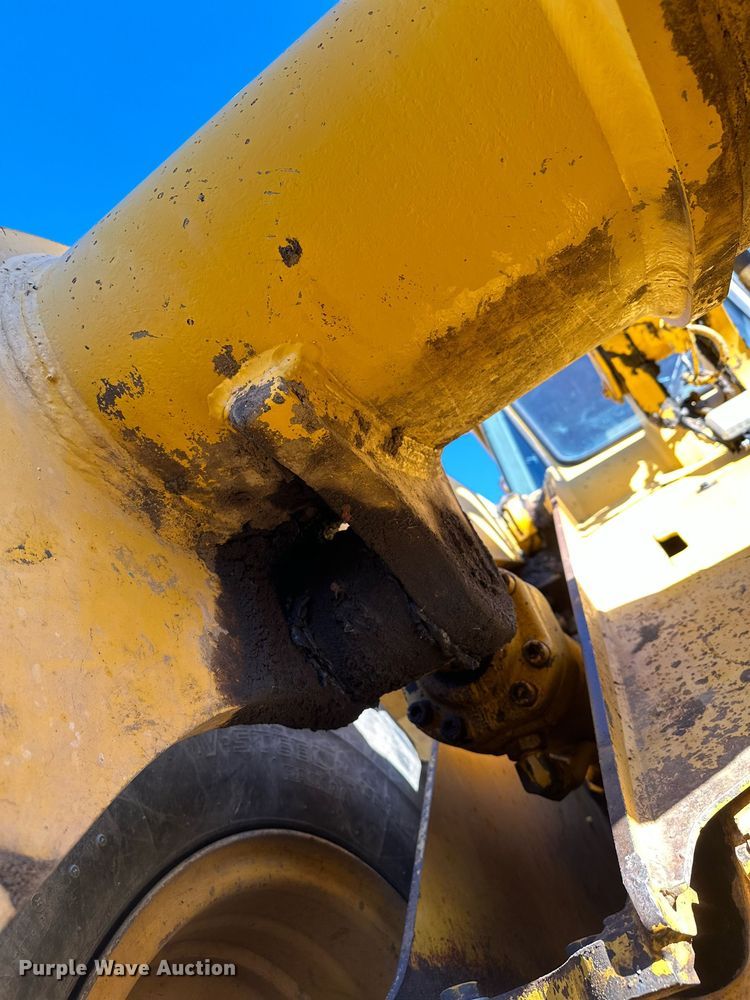 image for item LO9310 1994 John Deere 624G  wheel loader