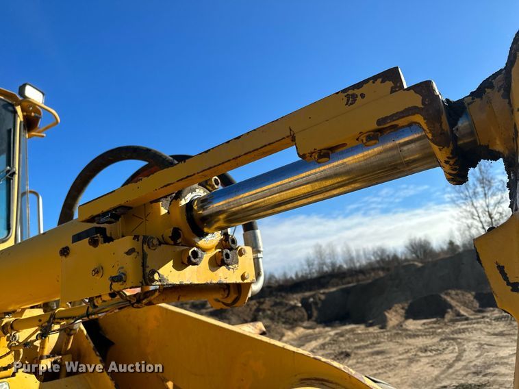 image for item LO9310 1994 John Deere 624G  wheel loader