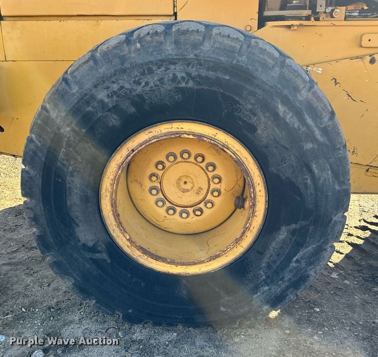 image for item LO9310 1994 John Deere 624G  wheel loader