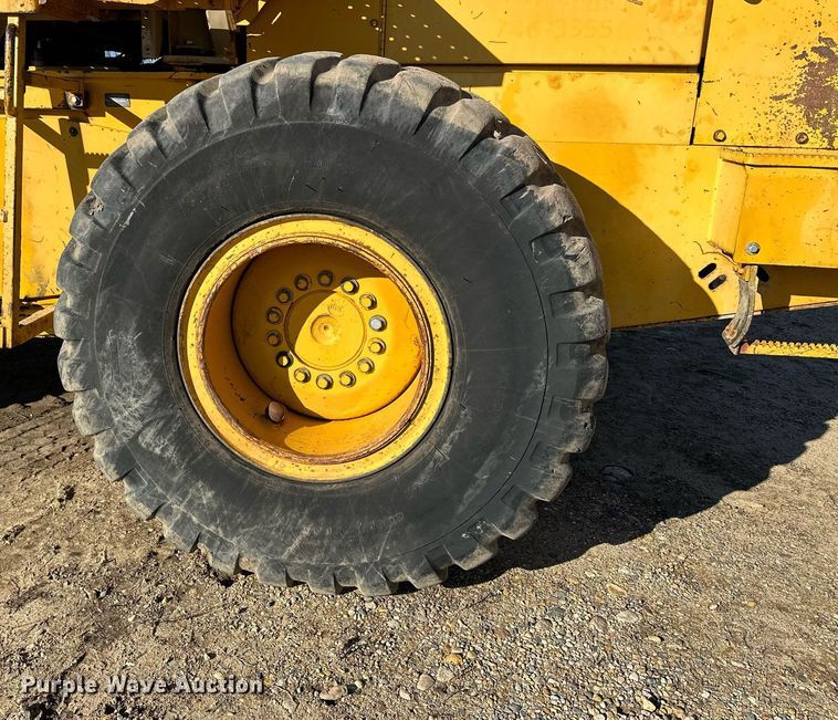 image for item LO9310 1994 John Deere 624G  wheel loader