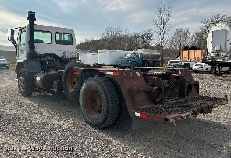 image for item LO9334 1996 Ford CF8000  truck cab and chassis