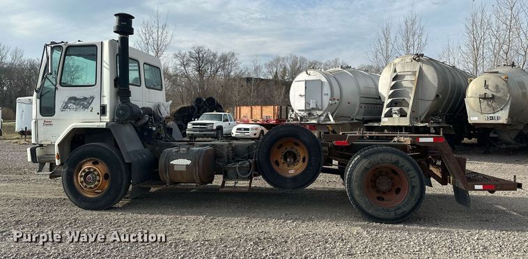 image for item LO9334 1996 Ford CF8000  truck cab and chassis