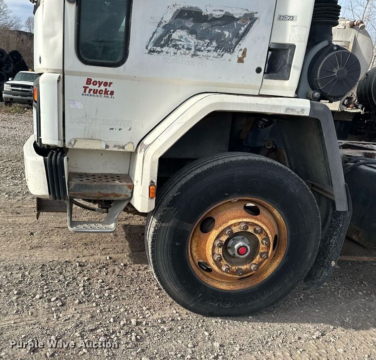 image for item LO9334 1996 Ford CF8000  truck cab and chassis