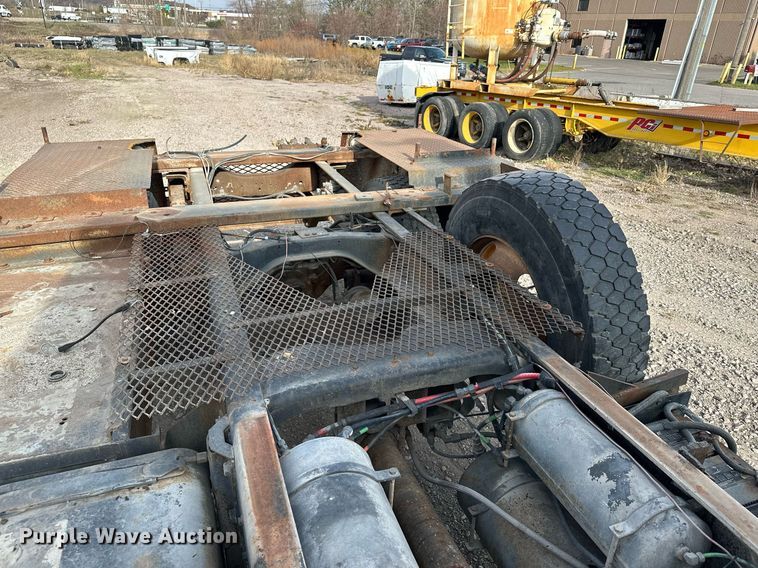 image for item LO9334 1996 Ford CF8000  truck cab and chassis