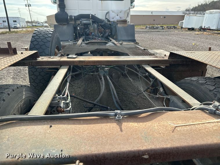 image for item LO9334 1996 Ford CF8000  truck cab and chassis