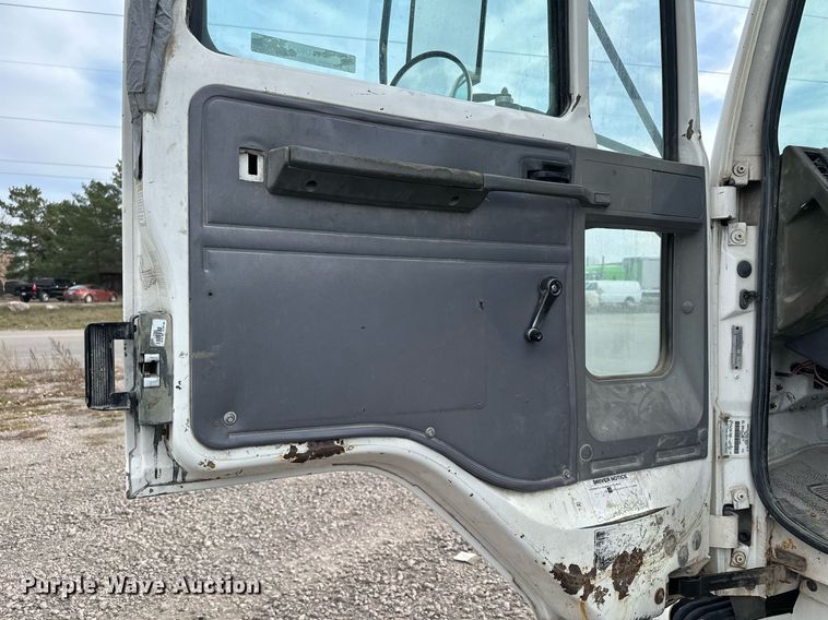 image for item LO9334 1996 Ford CF8000  truck cab and chassis