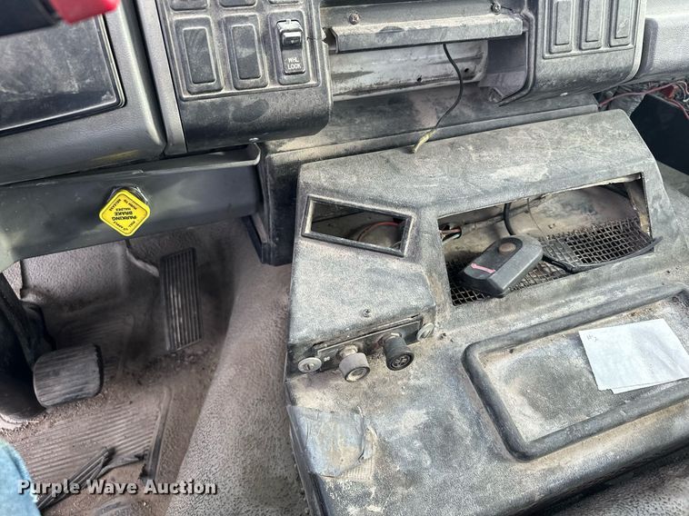 image for item LO9334 1996 Ford CF8000  truck cab and chassis