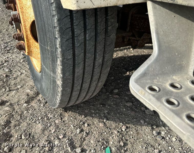 image for item LO9334 1996 Ford CF8000  truck cab and chassis