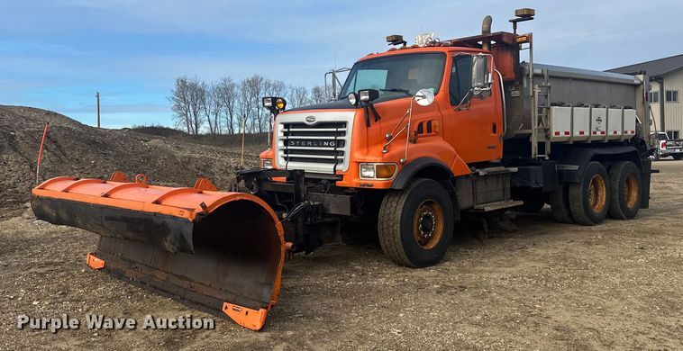 image for item LO9336 2004 Sterling L9500  dump truck