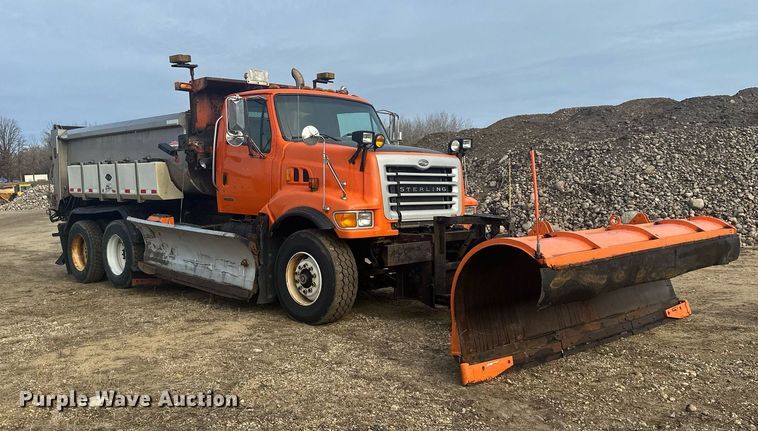 image for item LO9336 2004 Sterling L9500  dump truck