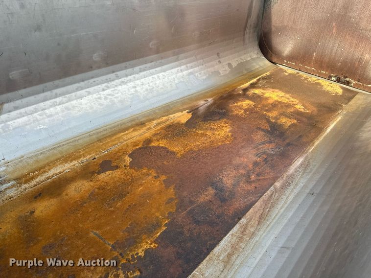 image for item LO9336 2004 Sterling L9500  dump truck