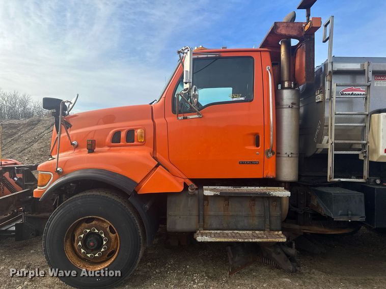 image for item LO9336 2004 Sterling L9500  dump truck