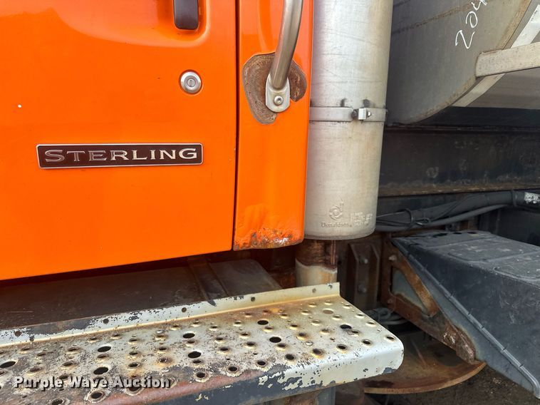 image for item LO9336 2004 Sterling L9500  dump truck