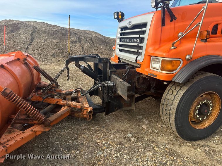 image for item LO9336 2004 Sterling L9500  dump truck